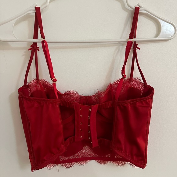 Victoria’s Secret red bustier / corset size 32C satin red material w lace - Picture 2 of 3